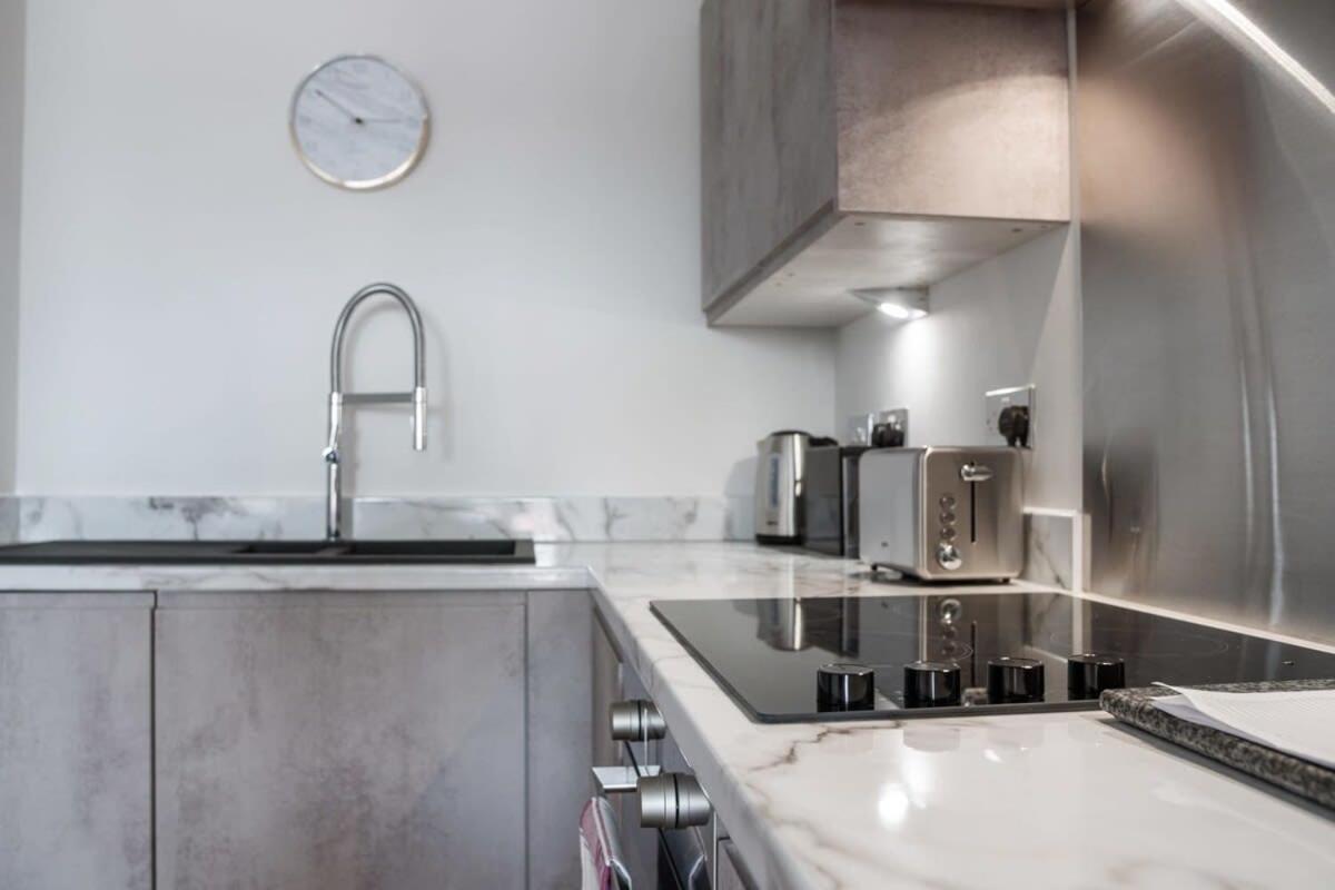 Lovely Riverside 2 Bed Apartment Лідс Екстер'єр фото